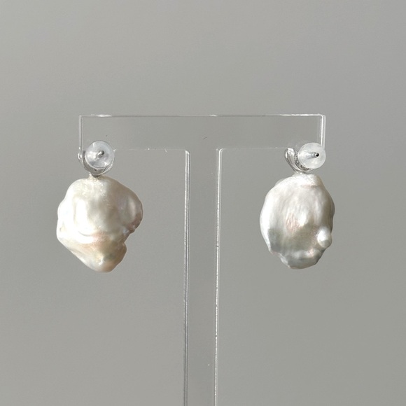 Large baroque pearl earrings - Picture 7 of 8